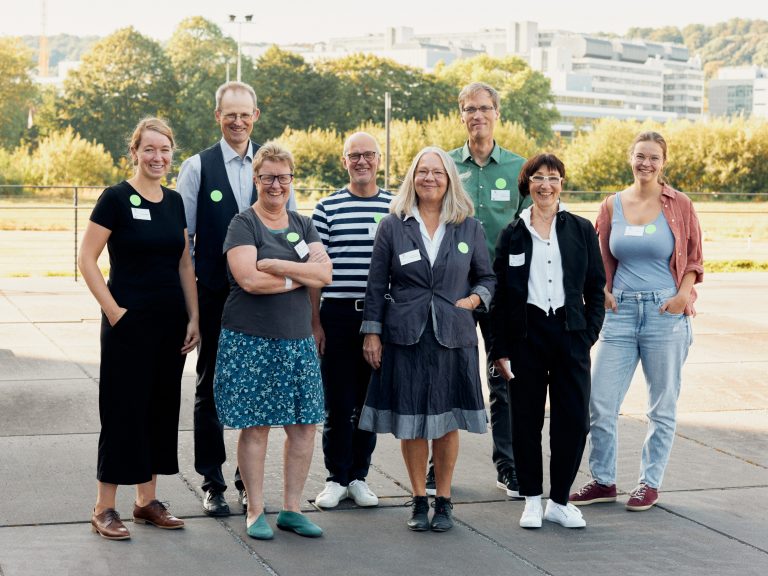 Das Planungsteam der Messe (v.l.): Anne Wohlfahrt (B.A. Soziale Arbeit), Markus Schneider (Autismus OWL e.V.), Vera Trocha (Rehakoordinatorin, Fortbildungsakademie der Wirtschaft (FAW) gGmbH), Matthias Reiser-Wolke (MZEB-Medizinisches Zentrum für Erwachsene mit Behinderung, Psychologischer Psychotherapeut, Autismus-Koordinator Wittekindshof Kompetenzzentrum Selbstbestimmt Leben), Dr. Eva Maria Schepers (Leitung des Westf. Instituts für Entwicklungsförderung), Prof. Dr. phil. Christian Huppert (FH Bielefeld, Fachbereich Sozialwesen), Christiane Möcker (Dipl. Päd./MA, Mitarbeiterin des Planungsteams) und Clara Heil (B.A. Soziale Arbeit, Mitarbeiterin des Planungsteams). (Foto: P. Pollmeier/FH Bielefeld)