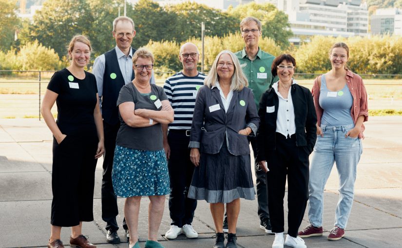 Das Planungsteam der Messe (v.l.): Anne Wohlfahrt (B.A. Soziale Arbeit), Markus Schneider (Autismus OWL e.V.), Vera Trocha (Rehakoordinatorin, Fortbildungsakademie der Wirtschaft (FAW) gGmbH), Matthias Reiser-Wolke (MZEB-Medizinisches Zentrum für Erwachsene mit Behinderung, Psychologischer Psychotherapeut, Autismus-Koordinator Wittekindshof Kompetenzzentrum Selbstbestimmt Leben), Dr. Eva Maria Schepers (Leitung des Westf. Instituts für Entwicklungsförderung), Prof. Dr. phil. Christian Huppert (FH Bielefeld, Fachbereich Sozialwesen), Christiane Möcker (Dipl. Päd./MA, Mitarbeiterin des Planungsteams) und Clara Heil (B.A. Soziale Arbeit, Mitarbeiterin des Planungsteams). (Foto: P. Pollmeier/FH Bielefeld)