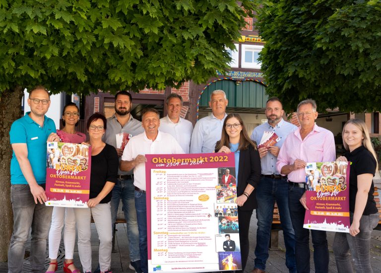 Präsentieren stolz das Programm für den Oktobermarkt: Manuel Krenz (Abteilungsleiter Bürgerdienste), Isabel Schulte (Stadtmarketing), Ramona Dietz (Festwirtin, Plopp-Shop), Sebastian Pollmann (PS ENNOGY), Hans-Otto Bröckling (Schaustellervertreter), Oliver Bader (Warsteiner Brauerei), Wigbert Löper (Stellv. Bürgermeister), Julia Snelinski (Westenergie), Christopher Lutter (Krammarktmeister, Sicherheitsdienst), Martin Stich (Bock auf Büren e.V.) und Kira Reermann (ProjectPartner Kleeschulte). (Foto: Dirk Kleeschulte)
