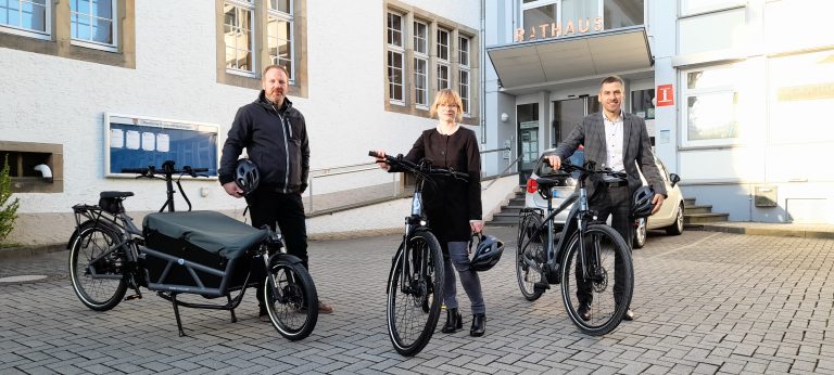 Bürens Klimaschutzmanager Sascha Glaser und Mobilitätsmanagerin Corina Schenk sowie Bürgermeister Burkhard Schwuchow mit den neuen Diensträdern. (Foto: Stadt Büren)