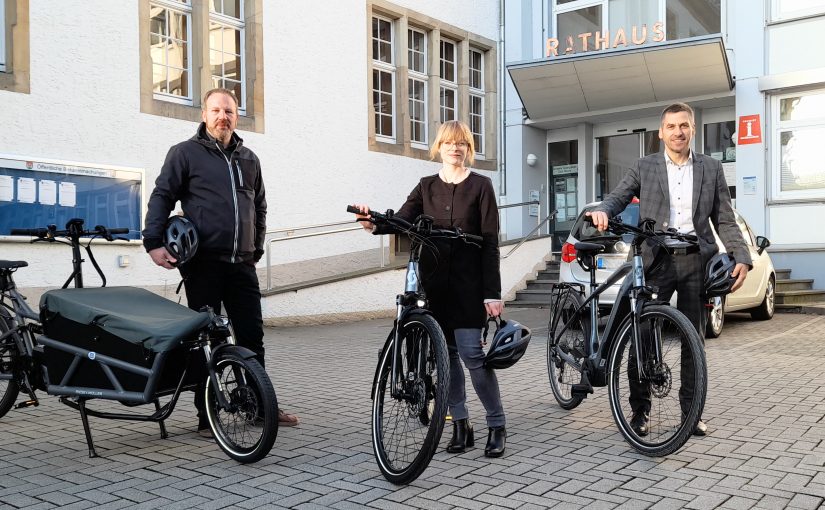Bürens Klimaschutzmanager Sascha Glaser und Mobilitätsmanagerin Corina Schenk sowie Bürgermeister Burkhard Schwuchow mit den neuen Diensträdern. (Foto: Stadt Büren)