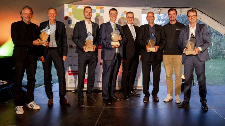 In fünf Kategorien wurden die Preisträger beim Innovationspreis Münsterland geehrt. Gruppenbild mit allen Preisträgern (Foto: Münsterland e.V./Anja Tiwisina)
