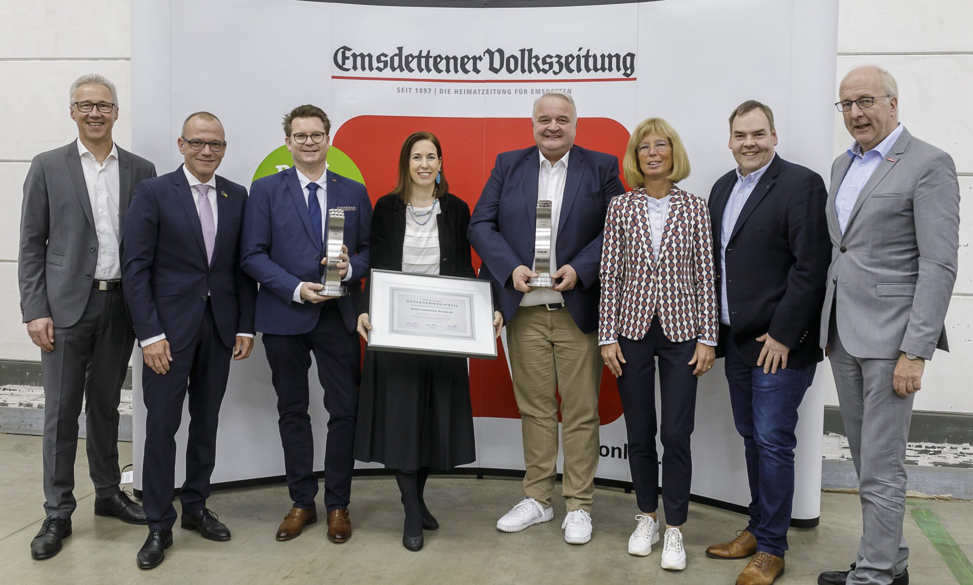Christiane und Udo Hankh (4. und 3. v. l.) vom Hotel-Restaurant Lindenhof und Franz Herbert (5.v.l.) vom gleichnamigen Fensterbau-Spezialisten sind Träger des Emsdettener Unternehmenspreises 2022. Erste Gratulanten waren die Jury-Mitglieder (v.l.) Peter Hensmann (Vorstand Verbundsparkasse Emsdetten·Ochtrup), Emsdettens Bürgermeister Oliver Kellner, Dorothe Hünting-Boll (IHK Nord Westfalen), Christian Busch (Redaktionsleiter Emsdettener Volkszeitung) und Thomas Harten (Handwerkskammer Münster). (Foto: Emsdettener Volkszeitung, Bernd Oberheim)