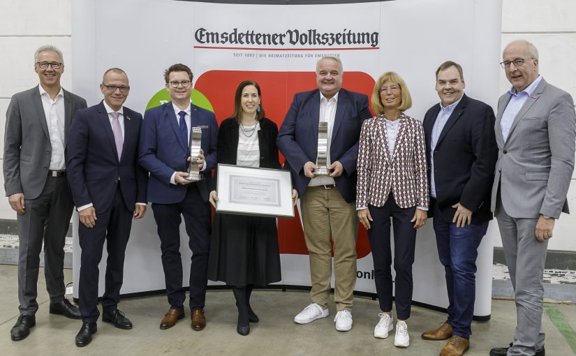 Christiane und Udo Hankh (4. und 3. v. l.) vom Hotel-Restaurant Lindenhof und Franz Herbert (5.v.l.) vom gleichnamigen Fensterbau-Spezialisten sind Träger des Emsdettener Unternehmenspreises 2022. Erste Gratulanten waren die Jury-Mitglieder (v.l.) Peter Hensmann (Vorstand Verbundsparkasse Emsdetten·Ochtrup), Emsdettens Bürgermeister Oliver Kellner, Dorothe Hünting-Boll (IHK Nord Westfalen), Christian Busch (Redaktionsleiter Emsdettener Volkszeitung) und Thomas Harten (Handwerkskammer Münster). (Foto: Emsdettener Volkszeitung, Bernd Oberheim)