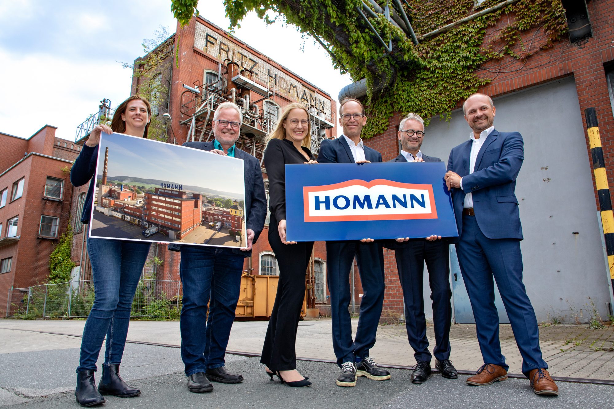 oleg-Prokuristin Susanne Menke (v. li. n. re.), oleg-Geschäftsführer Siegfried Averhage, Landrätin Anna Keb-schull, Jürgen Färber (Müller Group), Marian Heinz (Ge-schäftsführer Homann Feinkost GmbH) und Dissens Bür-germeister Eugen Görlitz blicken positiv in die Zukunft des ehemaligen Homann-Areals. (Foto: Miriam Loeskow-Bücker)