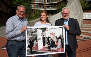 Bereits in den Jahren 2018 und 2019 präsentierte sich der Landkreis Osnabrück auf der Expo Real. An diese Erfolge will man jetzt anknüpfen. Von links: Frank Rotert, Leiter des Geschäftsbereichs Landrätin des Landkreises Osnabrück, Susanne Menke, Prokuristin der oleg Osnabrücker Land-Entwicklungsgesellschaft und Siegfried Averhage, oleg-Geschäftsführer. (Foto: Eckhard Wiebrock)