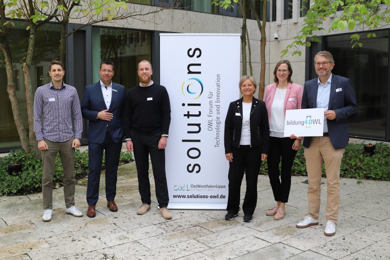 Diskutierten mit den Teilnehmerinnen und Teilnehmern über neue Ansätze der Fachkräfteentwicklung (v.l.): Oliver Lummer (Fraunhofer IEM), Olaf Kleinekathöfer (Volksbank Bielefeld-Gütersloh), Malte Mayer (owl maschinenbau), Nikola Weber (pro Wirtschaft GT), Jessica Wulf (Kompetenzzentrum Arbeitswelt.Plus) und Wolfgang Marquardt (OWL GmbH) (Foto: OstWestfalenLippe GmbH)