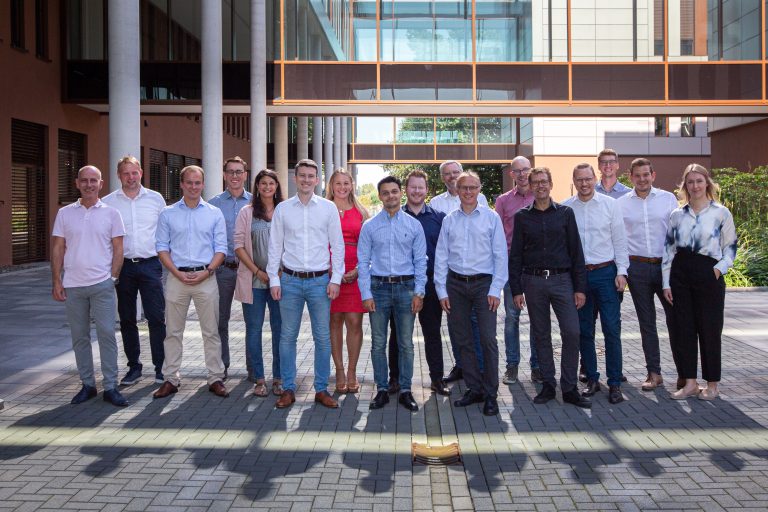Forschung und Industrie arbeiten gemeinsam daran, die Risiken bei der Industrie 4.0-Einführung zu minimieren: Beim SORISMA-Projektabschluss im Juni 2022 war das Konsortium beim Fraunhofer IEM zu Gast. (Foto: Fraunhofer IEM)