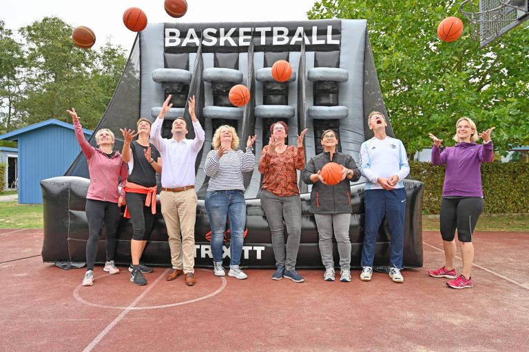 Auch die Vertreter der Fachkonferenz Sport, der Stadtwerke Tecklenburger Land, der Schulleitung und des Fördervereins hatten Spaß an der Basketball-Station im Pop-Up-Sportpark: (v.l.) Kim Reher, Katja Kamp, SWTE-Geschäftsführer Daniel Georg, Schulleiterin Bettina Panhorst, Alexandra Ungruhe und Dagmar van de Wint (beide Förderverein), Stefan König und Verena Strusinski. (Foto: Stadtwerke Tecklenburger Land GmbH & Co. KG)