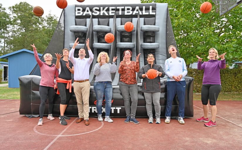 Auch die Vertreter der Fachkonferenz Sport, der Stadtwerke Tecklenburger Land, der Schulleitung und des Fördervereins hatten Spaß an der Basketball-Station im Pop-Up-Sportpark: (v.l.) Kim Reher, Katja Kamp, SWTE-Geschäftsführer Daniel Georg, Schulleiterin Bettina Panhorst, Alexandra Ungruhe und Dagmar van de Wint (beide Förderverein), Stefan König und Verena Strusinski. (Foto: Stadtwerke Tecklenburger Land GmbH & Co. KG)