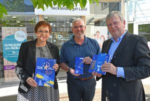 Marcus Rüdiger (Mitte), Leiter Vertrieb und Marketing der Stadtwerke Tecklenburger Land Energie GmbH, überreichte eine Spende an die Vorsitzende der Europa-Union im Kreis Steinfurt, Dr. Angelika Kordfelder, und deren Stellvertreter, Bernd Weber. (Foto: Stadtwerke Tecklenburger Land GmbH & Co. KG )