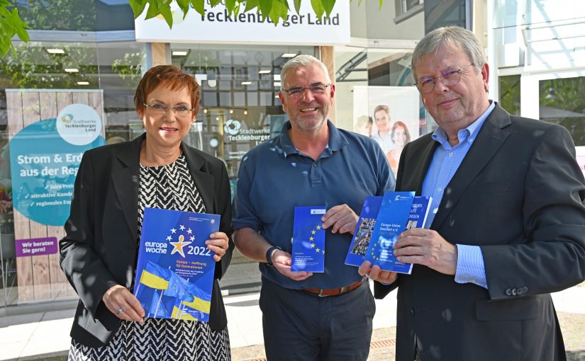 Marcus Rüdiger (Mitte), Leiter Vertrieb und Marketing der Stadtwerke Tecklenburger Land Energie GmbH, überreichte eine Spende an die Vorsitzende der Europa-Union im Kreis Steinfurt, Dr. Angelika Kordfelder, und deren Stellvertreter, Bernd Weber. (Foto: Stadtwerke Tecklenburger Land GmbH & Co. KG )