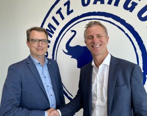 v.l.: Marnix Lannoije, Geschäftsführer Schmitz Cargobull Telematics und Theo de Vries, Commercial Vice President Maintenance and Repair and TIP Insight (Foto: Schmitz Cargobull)