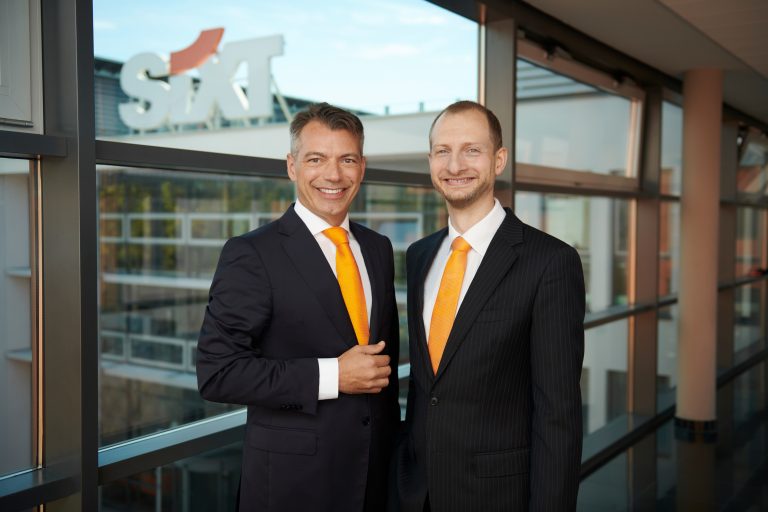Vinzenz Pflanz (li.) und James Adams (re.) (Foto: Sixt SE)