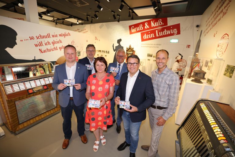 Freuen sich über die neue Sonderausstellung: Dr. Henning Vieker (von links), Stephan Leonhardt, Bianca Winkelmann, Michael Großkurth, Dr. Oliver Vogt und Sascha Wömpener. (Foto: Oliver Krato)