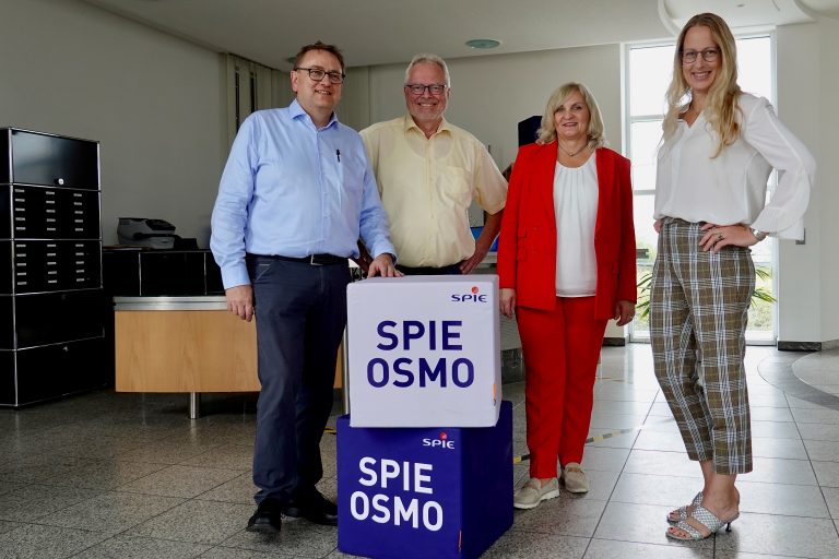 Klaus Eismann, Geschäftsführer von SPIE OSMO (v. li. n. re), gab WIGOS-Geschäftsführer Siegfried Averhage, Bürgermeisterin Dagmar Bahlo und Landrätin Anne Kebschull einen Einblick in die Aktivitäten des Unternehmens. (Foto: Sandra Joachim-Meyer)