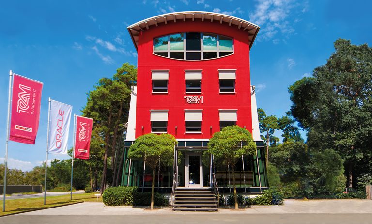 Firmensitz der TEAM GmbH mit der markanten roten Front. (Foto: Team GmbH)