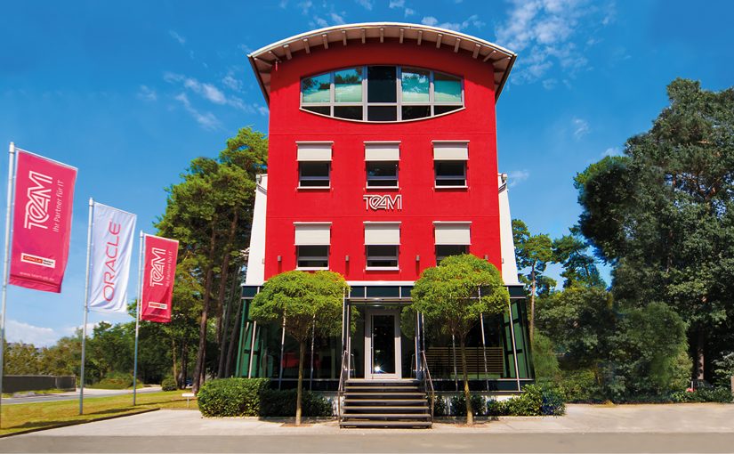 Firmensitz der TEAM GmbH mit der markanten roten Front. (Foto: Team GmbH)