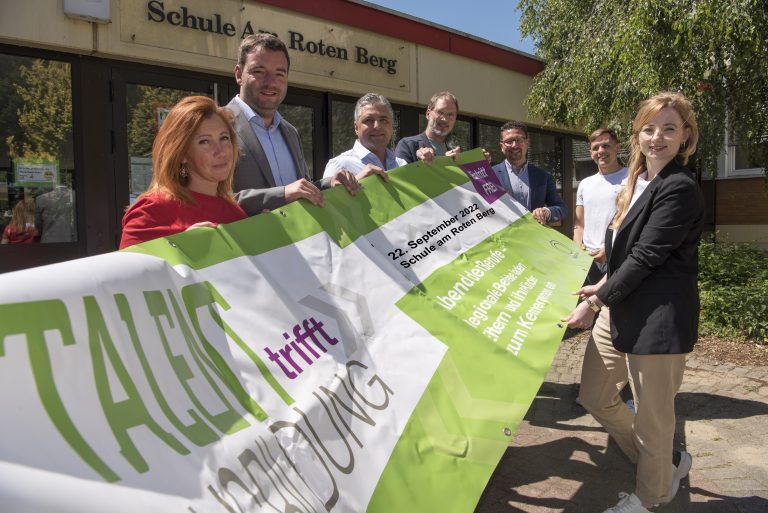Freuen sich auf eine erfolgreiche Messe „Talent trifft Ausbildung“ im Jahr 2022 (von links nach rechts): Irina Antoschin, Berufsorientierungsbeauftrag-te der Schule Am Roten Berg, Hasbergens Bürgermeister Adrian Schäfer, Thomas Weißenburg, Schulleiter der Schule Am Roten Berg, Dietmar Drop, Schulsozialarbeiter der Schule Am Roten Berg, MaßArbeit-Vorstand Lars Hellmers, Dominik Hochkeppler, Fachbereich II – Bau, Schule und Kultur der Gemeinde Hasbergen und Annika Schütte, Servicestelle Schule – Wirt-schaft der MaßArbeit. (Foto: MaßArbeit / Uwe Lewandowski)