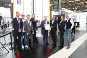v.l.: Philipp Ostendarp, Technischer Projektleiter E/E Systems Engineering, Schmitz Cargobull; Thorsten Neumann, President & CEO TAPA EMEA; Fabian van den Boom, Requirements Engineer E/E Systems Engineering, Schmitz Cargobull; Carsten Krieger, Produktmanagement Produktlinie Sattelkoffer S.KO, Schmitz Cargobull; Volker Flatau, Leiter Produktlinie Cool Freight, Schmitz Cargobull; Markus Bleher, Geschäftsführer DQS; Andreas Völkerding, Leitender Auditor DQS; Markus Prinz, Senior Manager Standards & Training, TAPA EMEA (Foto: Schmitz Cargobull AG)