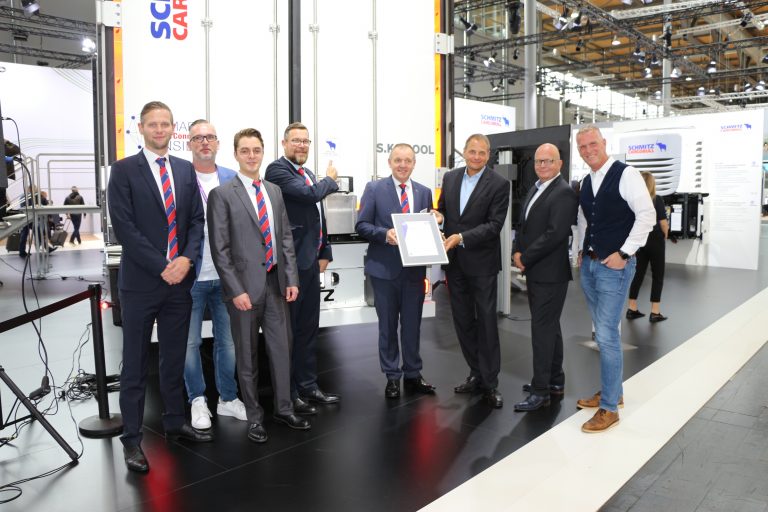 v.l.: Philipp Ostendarp, Technischer Projektleiter E/E Systems Engineering, Schmitz Cargobull; Thorsten Neumann, President & CEO TAPA EMEA; Fabian van den Boom, Requirements Engineer E/E Systems Engineering, Schmitz Cargobull; Carsten Krieger, Produktmanagement Produktlinie Sattelkoffer S.KO, Schmitz Cargobull; Volker Flatau, Leiter Produktlinie Cool Freight, Schmitz Cargobull; Markus Bleher, Geschäftsführer DQS; Andreas Völkerding, Leitender Auditor DQS; Markus Prinz, Senior Manager Standards & Training, TAPA EMEA (Foto: Schmitz Cargobull AG)