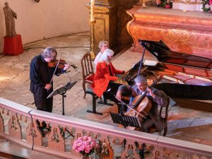Westfalen Classics präsentierte im Rahmen der Herbstedition 2022 hochkarätige Künstler auf dem Konzertabend „Freilach“ auf Gut Holthausen: Gernot Süßmuth (Violine), Monica Gutman (Klavier) und Ramón Jaffé (Violoncello). (Foto: Katrin Struwe)