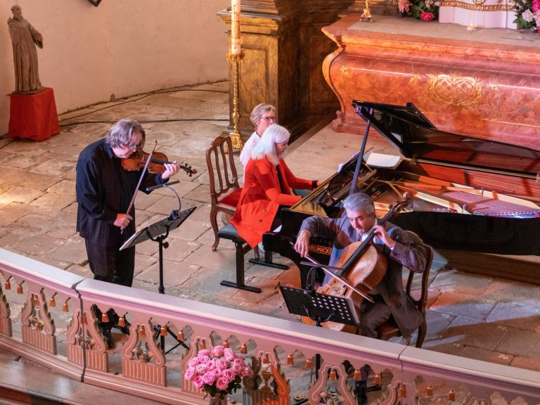 Westfalen Classics präsentierte im Rahmen der Herbstedition 2022 hochkarätige Künstler auf dem Konzertabend „Freilach“ auf Gut Holthausen: Gernot Süßmuth (Violine), Monica Gutman (Klavier) und Ramón Jaffé (Violoncello). (Foto: Katrin Struwe)