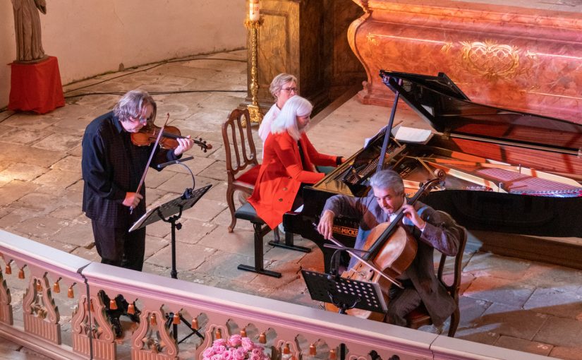 Westfalen Classics präsentierte im Rahmen der Herbstedition 2022 hochkarätige Künstler auf dem Konzertabend „Freilach“ auf Gut Holthausen: Gernot Süßmuth (Violine), Monica Gutman (Klavier) und Ramón Jaffé (Violoncello). (Foto: Katrin Struwe)