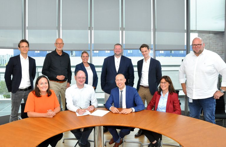 Die Absichtserklärung zur Realisierung einer Wasserstoff-Produktionsanlage im Hansa-BusinessPark Münster ist unterzeichnet. Zu den Initiatoren gehören Andreas Weisheit (4.v.l.), Tobias Rieken (l.) und Nicolas Dohn (3.v.r.), alle Westfalen AG, Sebastian Jurczyk (4.v.r.) und Judith Luig (5.v.l.), beide Stadtwerke Münster GmbH, Alexandra Rösing (2.v.r.) und Franz Süberkrüb (r.), beide Stadtnetze Münster GmbH, sowie Saskia Wessel (2.v.l.) von der Fraunhofer-Einrichtung Forschungsfertigung Batteriezelle FFB. Matthias Günnewig (3.v.l.) von der Technologieförderung Münster GmbH wird eine Machbarkeitsstudie in die Wege leiten. Enno Fuchs (5.v.r.) von der Wirtschaftsförderung Münster GmbH nahm auch an diesem Kick-off-Termin teil. (Foto: Wirtschaftsförderung Münster GmbH/Martin Rühle)