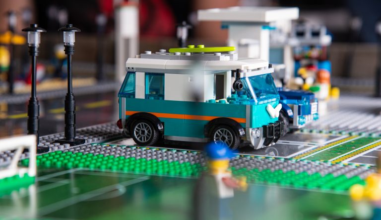 Mithilfe von Roboterfahrzeugen zeigen die Veranstalter, wie das vernetzte Mobilitätskonzept in der Region umgesetzt werden soll. (Foto: Universität Paderborn)