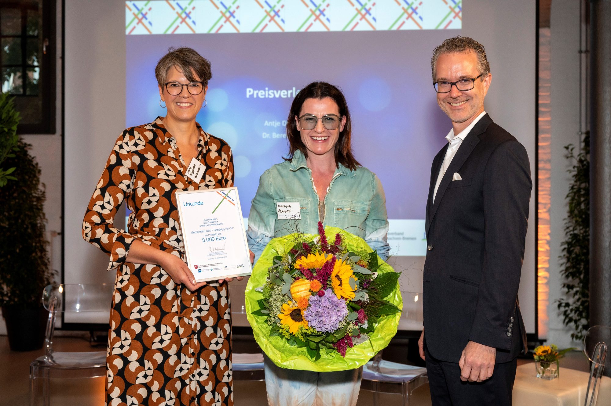 Simone Brügemann und Martina Schulte (von links) bekamen von Staatssekretär Berend Lindner die Urkunde überreicht. Foto: Wirtschaftsministerium Niedersachsen (Foto: WFO)