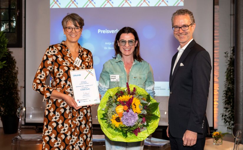 Simone Brügemann und Martina Schulte (von links) bekamen von Staatssekretär Berend Lindner die Urkunde überreicht. Foto: Wirtschaftsministerium Niedersachsen (Foto: WFO)