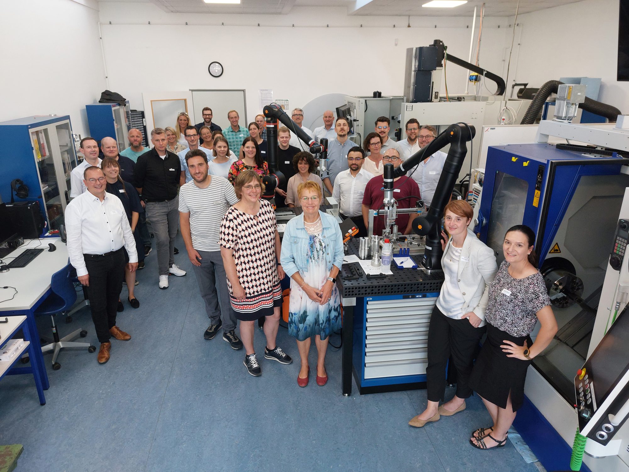 Freuen sich auf die Zusammenarbeit im Projekt: Vertreterinnen und Vertreter der zwölf Partnerorganisationen in der Lehrwerkstatt des Richard-von-Weizsäcker-Berufskollegs in Paderborn. (Foto: OWL GmbH)