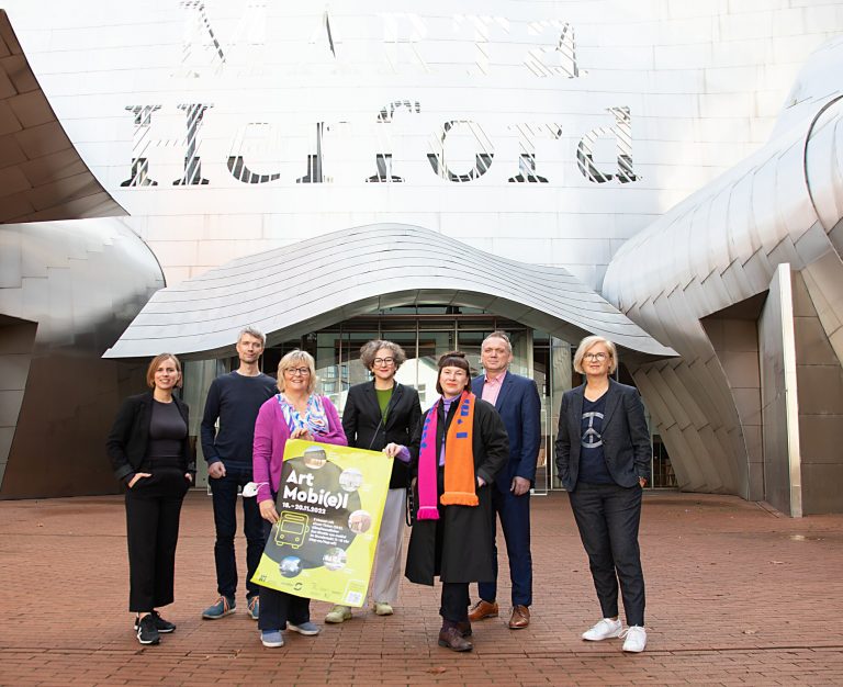 Im Marta Herford gaben sie den Startschuss für das ArtMobi(e)l (v. l.): Lilian Wohnhas (Museum Peter August Böckstiegel), Matthias Albrecht (Kunsthalle Bielefeld), Marianne Weiß (Bielefeld Marketing), Kathleen Rahn (Marta Herford), Undine Rietz (Kunstverein Bielefeld), Marcus Lufen (Stadtwerke Bielefeld), Christiane Heuwinkel (Kunstforum Hermann Stenner). (Foto: Marta Herford)