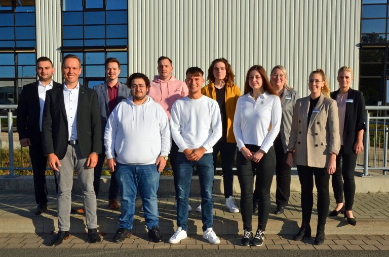 Das Ausbildungsteam der Gauselmann Gruppe um Leiter Konrad Ostermeier (Zweiter von links) begrüßt die neuen Azubis zum Start in die Unternehmensgruppe. (Foto: Gauselmann Gruppe)