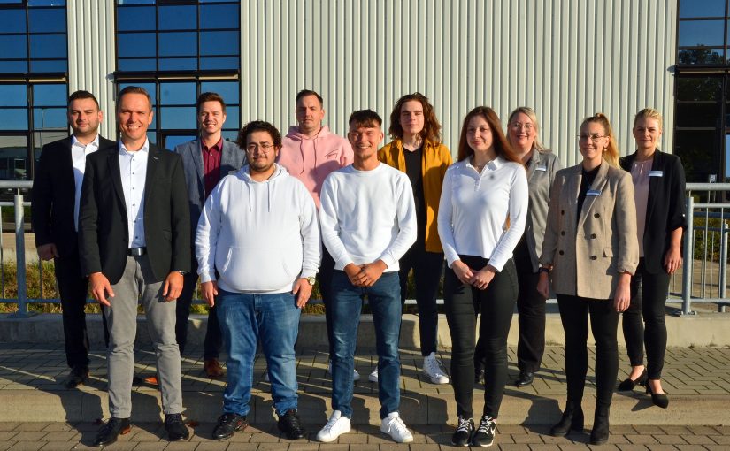 Das Ausbildungsteam der Gauselmann Gruppe um Leiter Konrad Ostermeier (Zweiter von links) begrüßt die neuen Azubis zum Start in die Unternehmensgruppe. (Foto: Gauselmann Gruppe)
