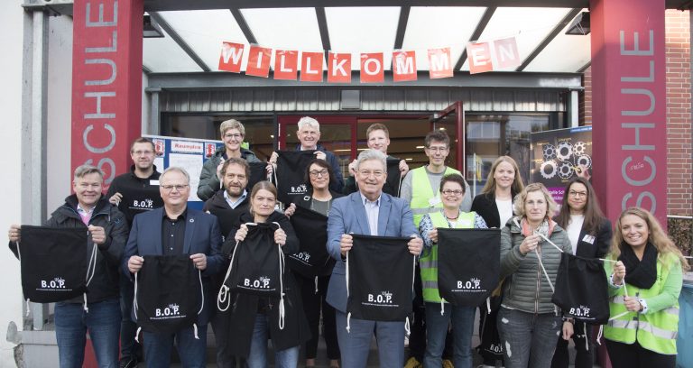 Freuen sich über eine gelungene Veranstaltung - von links ganz vorne: Klaus Sandhaus (Wirtschaftsförderung Stadt Bramsche), Thomas Behning (Schulleitung IGS Bramsche), Katrin Rohde (Pädagogische Leitung „Die Brücke“), Matthias Selle (Kreisrat des Landkreises Osnabrück), Dorte Hierse (Schulleitung Hauptschule Bramsche), Ines Asselmeyer (Wirtschaftsförde-rung Stadt Bramsche), Klaudia Stolecki (Berufsorientierungs-coach Hauptschule Bramsche. Von links in der Mitte: Tim Schöpper (Berufsorientierungslehrer Realschule Bramsche), Benjamin Kaufmann (Geschäftsführung „Die Brücke“), Susanne Steininger (Bereichsleitung MaßArbeit), Nina Stuckenberg (Ausbildungslotsin MaßArbeit), Katja Biele-feld (Servicestelle Schule-Wirtschaft MaßArbeit). Hinten von links: Julia Wilcken (Schulleitung Greselius Gymna-sium), Heiner Pahlmann (Bürgermeister Stadt Bramsche), Juli-an Schreiber (Schulleitung Wilhelm-Busch-Schule Bramsche), Stefan Rudys (Berufsorientierungscoach Hauptschule Bramsche). (Foto: MaßArbeit / Uwe Lewandowski)