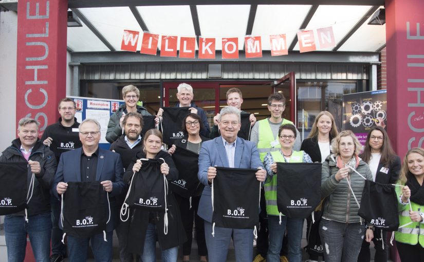 Freuen sich über eine gelungene Veranstaltung - von links ganz vorne: Klaus Sandhaus (Wirtschaftsförderung Stadt Bramsche), Thomas Behning (Schulleitung IGS Bramsche), Katrin Rohde (Pädagogische Leitung „Die Brücke“), Matthias Selle (Kreisrat des Landkreises Osnabrück), Dorte Hierse (Schulleitung Hauptschule Bramsche), Ines Asselmeyer (Wirtschaftsförde-rung Stadt Bramsche), Klaudia Stolecki (Berufsorientierungs-coach Hauptschule Bramsche. Von links in der Mitte: Tim Schöpper (Berufsorientierungslehrer Realschule Bramsche), Benjamin Kaufmann (Geschäftsführung „Die Brücke“), Susanne Steininger (Bereichsleitung MaßArbeit), Nina Stuckenberg (Ausbildungslotsin MaßArbeit), Katja Biele-feld (Servicestelle Schule-Wirtschaft MaßArbeit). Hinten von links: Julia Wilcken (Schulleitung Greselius Gymna-sium), Heiner Pahlmann (Bürgermeister Stadt Bramsche), Juli-an Schreiber (Schulleitung Wilhelm-Busch-Schule Bramsche), Stefan Rudys (Berufsorientierungscoach Hauptschule Bramsche). (Foto: MaßArbeit / Uwe Lewandowski)