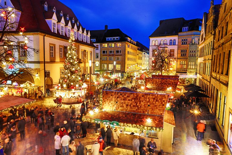 Ab 21. November wird der Alte Markt in Bielefeld wieder in weihnachtlicher Pracht erstrahlen. (Foto: Bielefeld Marketing/ Sarah Jonek)