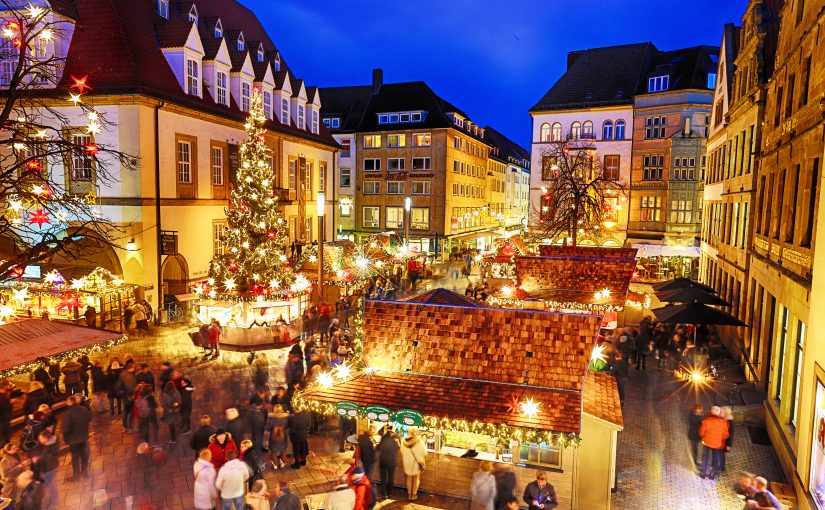 Ab 21. November wird der Alte Markt in Bielefeld wieder in weihnachtlicher Pracht erstrahlen. (Foto: Bielefeld Marketing/ Sarah Jonek)