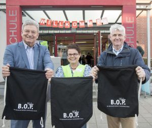 Freuen sich über eine gelungene Veranstaltung - von links ganz vorne: Klaus Sandhaus (Wirtschaftsförderung Stadt Bramsche), Thomas Behning (Schulleitung IGS Bramsche), Katrin Rohde (Pädagogische Leitung „Die Brücke“), Matthias Selle (Kreisrat des Landkreises Osnabrück), Dorte Hierse (Schulleitung Hauptschule Bramsche), Ines Asselmeyer (Wirtschaftsförde-rung Stadt Bramsche), Klaudia Stolecki (Berufsorientierungs-coach Hauptschule Bramsche. Von links in der Mitte: Tim Schöpper (Berufsorientierungslehrer Realschule Bramsche), Benjamin Kaufmann (Geschäftsführung „Die Brücke“), Susanne Steininger (Bereichsleitung MaßArbeit), Nina Stuckenberg (Ausbildungslotsin MaßArbeit), Katja Biele-feld (Servicestelle Schule-Wirtschaft MaßArbeit). Hinten von links: Julia Wilcken (Schulleitung Greselius Gymna-sium), Heiner Pahlmann (Bürgermeister Stadt Bramsche), Juli-an Schreiber (Schulleitung Wilhelm-Busch-Schule Bramsche), Stefan Rudys (Berufsorientierungscoach Hauptschule Bramsche). (Foto: MaßArbeit / Uwe Lewandowski)