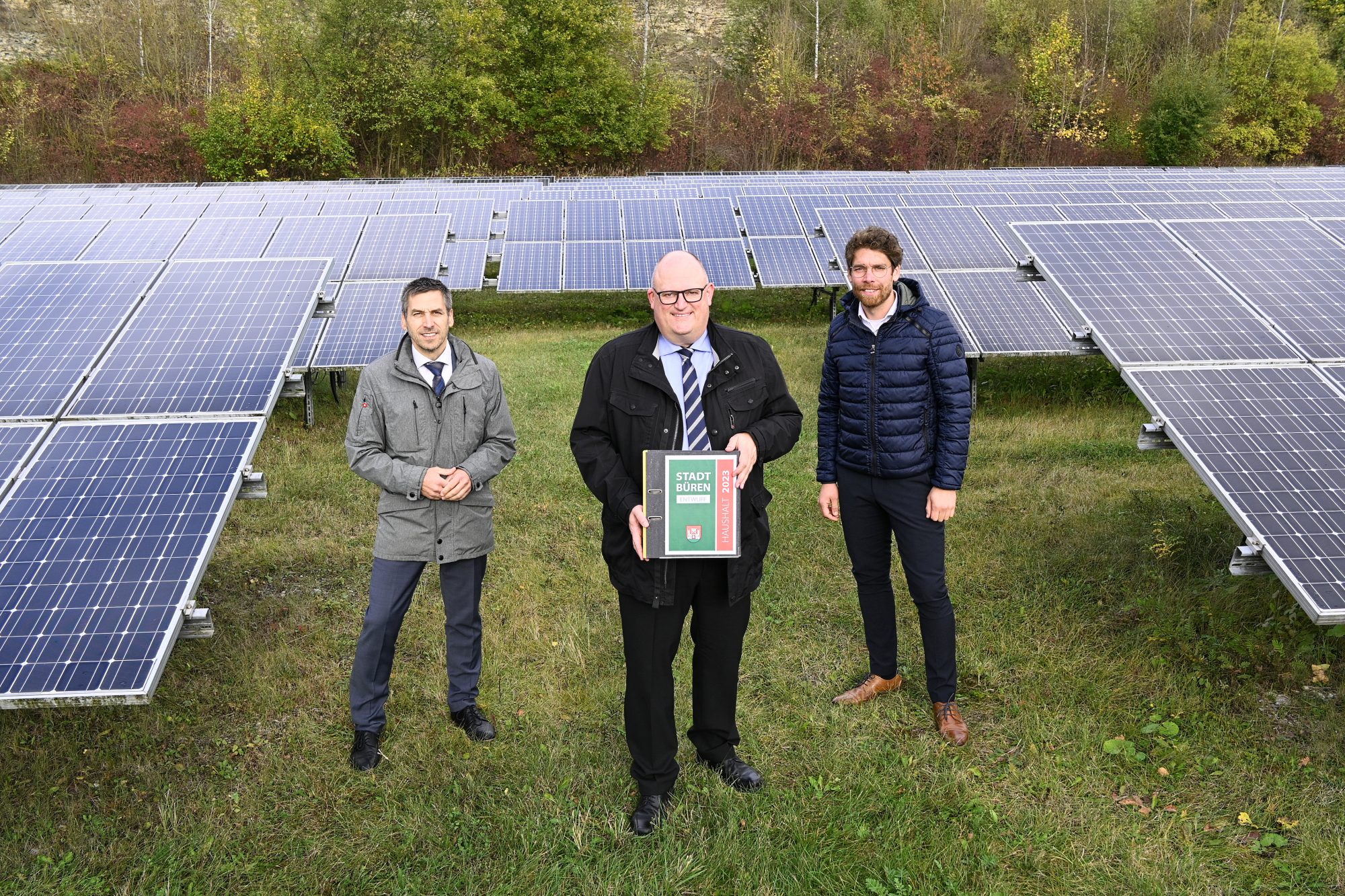 Klimaschutz ist der Schwerpunkt des Finanzhaushalts 2023 in Büren, vorgestellt von Bürgermeister Burkhard Schwuchow, Kämmerer Jens Meschede und Ralf Schmidt (Abteilungsleiter Infrastruktur). (Foto: Stadt Büren)