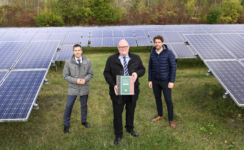 Klimaschutz ist der Schwerpunkt des Finanzhaushalts 2023 in Büren, vorgestellt von Bürgermeister Burkhard Schwuchow, Kämmerer Jens Meschede und Ralf Schmidt (Abteilungsleiter Infrastruktur). (Foto: Stadt Büren)