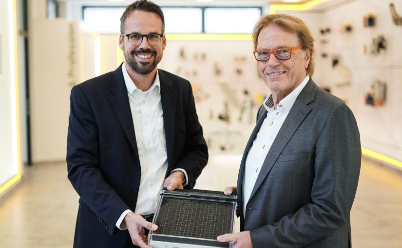 Christopher Heine (CEO Hengst SE) und Klaus Dieter Frers (Geschäftsführer, Gründer und Hauptaktionär von paragon GmbH & Co. KGaA) mit dem neuartigen elektrifizierten Innenraumfilter. (Foto: Hengst SE)