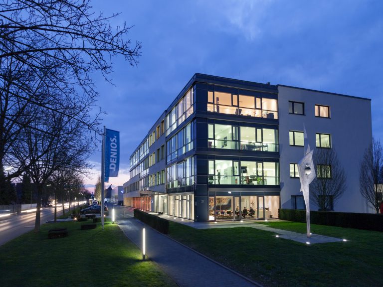 Hier freut man sich über die Auszeichnung: Die DENIOS SE mit Hauptsitz in Bad Oeynhausen (NRW) (Foto: Denios)