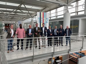 vlnr: Claudio Schrock-Opitz, Kaufmännischer Leiter Ostfriesischer Flugdienst; Bright Appiah Adu-Gyamfi, Universität Tromso; Prof. Dr. Rainer Schwarz, FMO-Geschäftsführer; a.o. Prof. Dr. Steffen Schrader, Hochschule Osnabrück; Nils Janßen, Geschäftsführer ACC Columbia Jet Service; Andreas Ossenkopf und Steven Yakub, Geschäftsführer Aircraft Painter APS Marseille; Michael Danne und Michael Pohl, Geschäftsführer PAD-Aviation. (Foto: FMO Flughafen Münster/Osnabrück GmbH)
