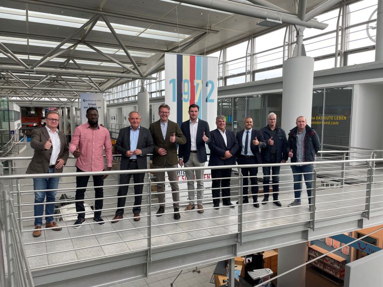 vlnr: Claudio Schrock-Opitz, Kaufmännischer Leiter Ostfriesischer Flugdienst; Bright Appiah Adu-Gyamfi, Universität Tromso; Prof. Dr. Rainer Schwarz, FMO-Geschäftsführer; a.o. Prof. Dr. Steffen Schrader, Hochschule Osnabrück; Nils Janßen, Geschäftsführer ACC Columbia Jet Service; Andreas Ossenkopf und Steven Yakub, Geschäftsführer Aircraft Painter APS Marseille; Michael Danne und Michael Pohl, Geschäftsführer PAD-Aviation. (Foto: FMO Flughafen Münster/Osnabrück GmbH)