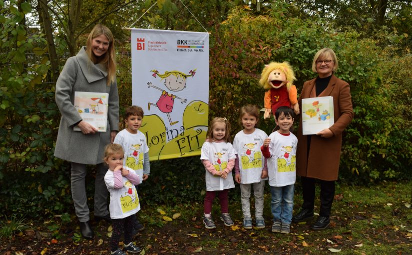 v.l: Verena Großeschallau (Projektleitung BKK GILDEMEISTER SEIDENSTICKER), Alina, Liam, Liana, Lara, Robin und Sabine Schwalbe (Leitung KiTa Kupferhammer) gratulieren Handpuppe Florina zum 15. Geburtstag.(Foto: BKK GILDEMEISTER SEIDENSTICKER)