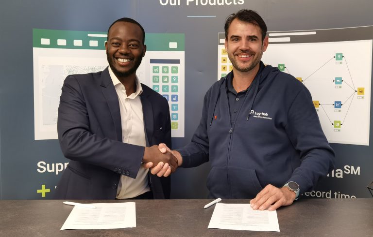 Gerald Chifamba, Head of Business Development bei Pledge, und Dirk Hanschur, Geschäftsführer der Log-hub AG, bei der Vertragsunterzeichnung auf dem Deutschen Logistik Kongress in Berlin. (Foto: Log-hub AG)