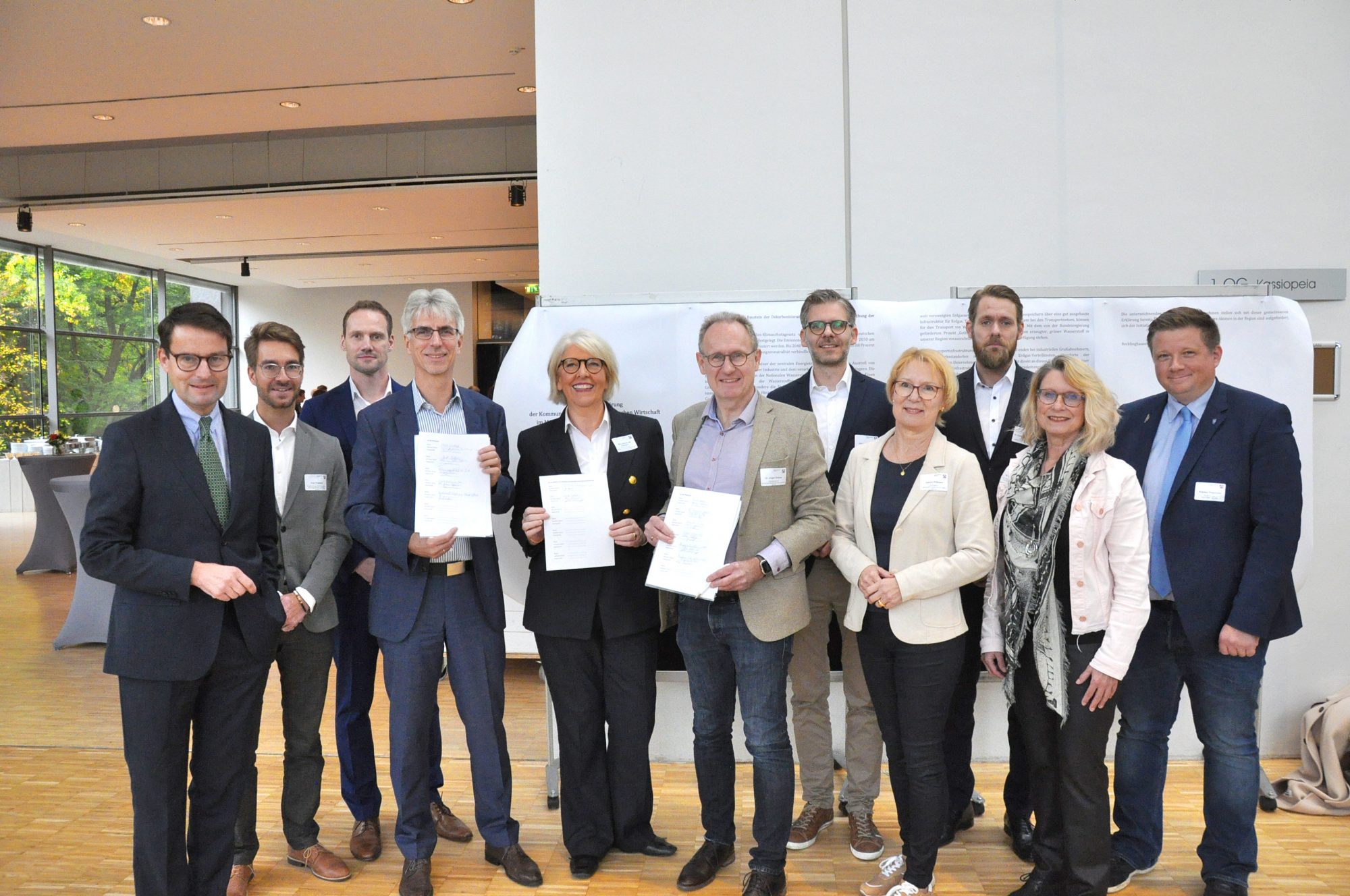 Gemeinsam mit Regierungspräsident Andreas Bothe (l.) haben Vertreter von Wirtschaftsförderungen, Kommunen und Unternehmen aus dem Münsterland und der Emscher-Lippe-Region beim Wasserstoff-Gipfel die Unterschriften-Sammlung für eine Gemeinsame Erklärung zum Ausbau der Wasserstoff-Infrastruktur offiziell gestartet. (Foto Martin Rühle/WFM Münster)